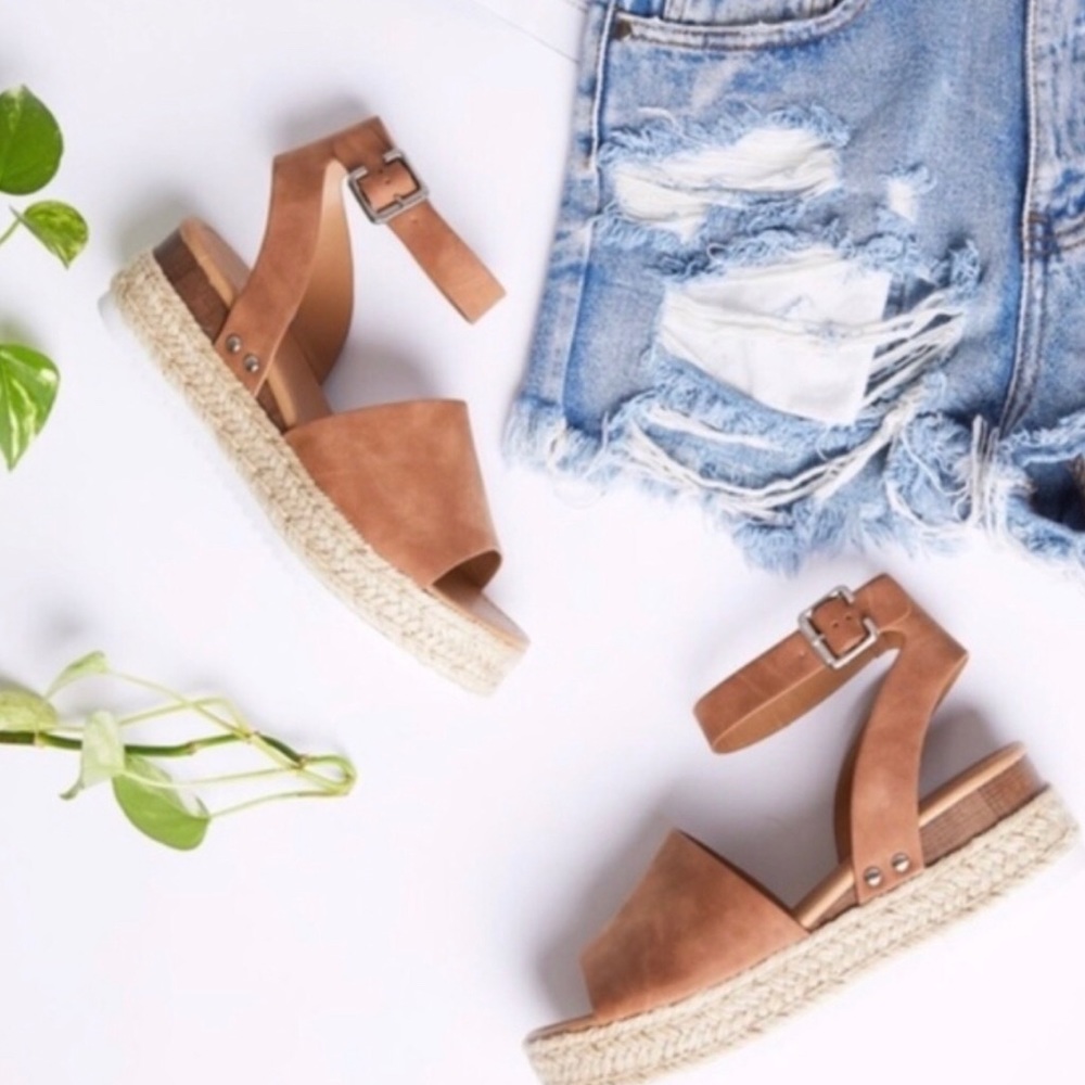 THE “IT” ESPADRILLE OF THE SEASON!! ONLY 2 LEFT🌸